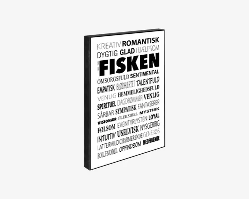 Et rektangulært vægkunsttryk med sort ramme og hvid baggrund, der viser en række danske ord i forskellige skrifttyper og størrelser. Ordene beskriver personlighedstræk og egenskaber, hvor det største ord i midten er 'FISKEN'. Teksten er arrangeret på en dynamisk måde med nogle ord fremhævet med fed eller store bogstaver. Designet er minimalistisk og sort-hvid, velegnet til moderne boligindretning.