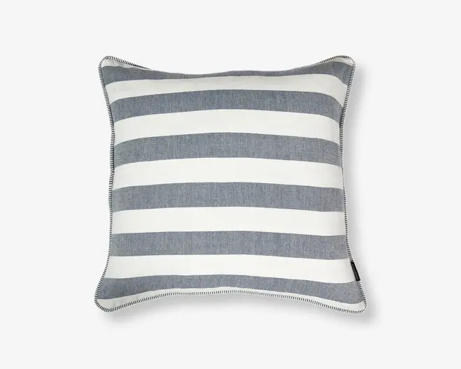 Firkantet pude med brede, horisontale striber i skiftevis mørkegrå og hvide farver. Kanterne er afsluttet med en diskret syet kant, der giver et pænt og velordnet udtryk. Stoffet har et let tekstureret udseende, hvilket antyder holdbarhed og komfort.