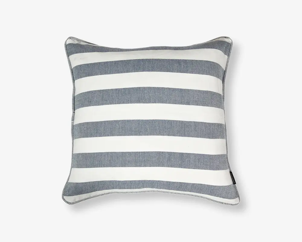Firkantet pude med brede, horisontale striber i skiftevis mørkegrå og hvide farver. Kanterne er afsluttet med en diskret syet kant, der giver et pænt og velordnet udtryk. Stoffet har et let tekstureret udseende, hvilket antyder holdbarhed og komfort.
