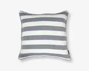 Firkantet pude med brede, horisontale striber i skiftevis mørkegrå og hvide farver. Kanterne er afsluttet med en diskret syet kant, der giver et pænt og velordnet udtryk. Stoffet har et let tekstureret udseende, hvilket antyder holdbarhed og komfort.