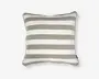 Firkantet pude med brede, vandrette striber i beige og hvid. Kanterne er afsluttet med en diskret piping i matchende farve, hvilket giver et pænt og velafsluttet udtryk. Stoffet ser ud til at være et slidstærkt vævet materiale, velegnet til både dekoration og praktisk brug.