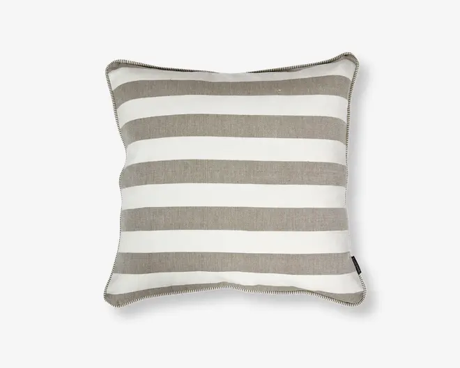 Firkantet pude med brede, vandrette striber i beige og hvid. Kanterne er afsluttet med en diskret piping i matchende farve, hvilket giver et pænt og velafsluttet udtryk. Stoffet ser ud til at være et slidstærkt vævet materiale, velegnet til både dekoration og praktisk brug.