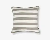 Firkantet pude med brede, vandrette striber i beige og hvid. Kanterne er afsluttet med en diskret piping i matchende farve, hvilket giver et pænt og velafsluttet udtryk. Stoffet ser ud til at være et slidstærkt vævet materiale, velegnet til både dekoration og praktisk brug.