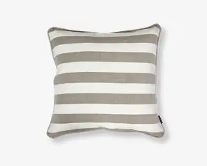 Firkantet pude med brede, vandrette striber i beige og hvid. Kanterne er afsluttet med en diskret piping i matchende farve, hvilket giver et pænt og velafsluttet udtryk. Stoffet ser ud til at være et slidstærkt vævet materiale, velegnet til både dekoration og praktisk brug.