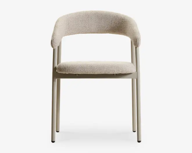 Forfra af en polstret stol med afrundet ryg- og sædehynde i lys beige stof, båret af en slank mat beige metalramme med lige ben.
