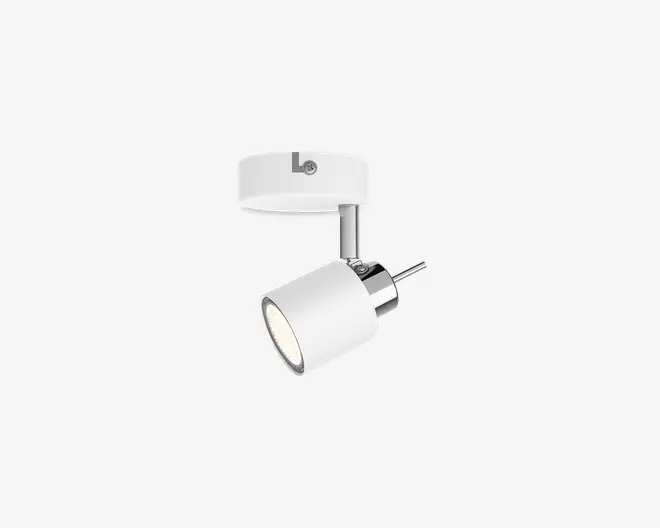 Justerbar loftspot med cylindrisk hvid skærm og kromdetaljer. Spotlyset er monteret på en rund base og kan vinkles for at rette lyset efter behov. Moderne og minimalistisk design, der passer til forskellige indretninger.