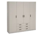 Et stort, moderne garderobeskab med mat beige finish. Skabet har fire høje låger med slanke sorte greb, der giver masser af opbevaringsplads. Under de to midterste låger er der tre rummelige skuffer, hver med to vandrette sorte greb, ideelle til opbevaring af mindre genstande. Designet er minimalistisk og funktionelt, velegnet til moderne indretning.