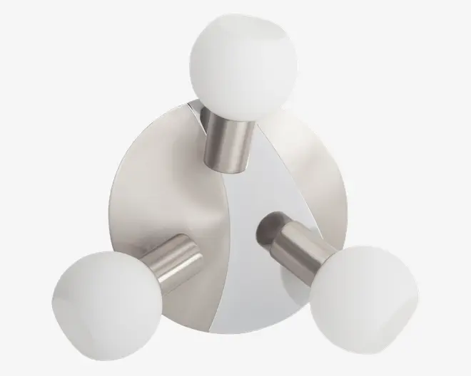 Et moderne vægarmatur med en rund base i børstet metal og tre jævnt fordelte cylindriske arme, der hver afsluttes med en mat hvid glaskugle. Armene er vinklet udad og danner en trekantet opstilling. Designet er stilrent og nutidigt, velegnet til forskellige indretninger.