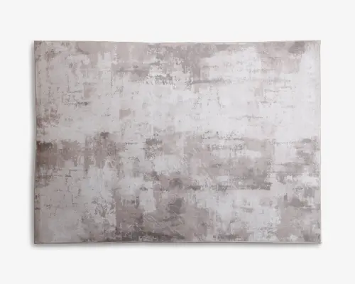 Rektangulært tæppe med et moderne abstrakt mønster i lysegrå og beige nuancer. Designet har et slidt, tekstureret udseende, hvilket giver det et moderne og alsidigt look, der passer til forskellige indretninger. Overfladen ser blød og glat ud med diskrete farvevariationer over hele tæppet.