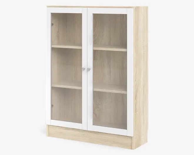 Høj, rektangulær skab med lyst trælook og to glaslåger med hvide rammer. Skabet har to indvendige hylder, hvilket giver tre opbevaringsrum. Hver låge har et lille rundt sølvfarvet greb. Designet er moderne og minimalistisk med glatte overflader og rene linjer.