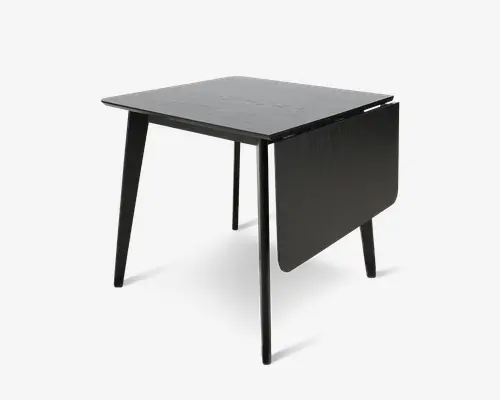 Sort kvadratisk bord med flad bordplade, slanke skrå ben og en nedklappet sideplade, der giver et kompakt, sammenklappeligt udtryk.