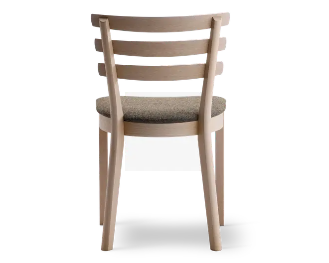 Stol med stel i lyst træ, der har tre vandrette lameller på ryglænet og let buede bagben. Sædet er rundt og polstret med et tekstureret, neutralt farvet stof, som giver en blød siddeoverflade.