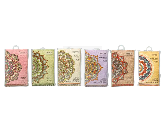 Seks rektangulære duftposer, hver med en forskellig pastelfarvet baggrund og detaljerede mandala-mønstre i midten. Duftposerne er mærket med forskellige dufte, såsom vanilje, lavendel og sandeltræ. Hver pose har en dekorativ fane øverst til ophængning, og emballagen har elegante, detaljerede mønstre, der signalerer et eksklusivt og aromatisk produkt.