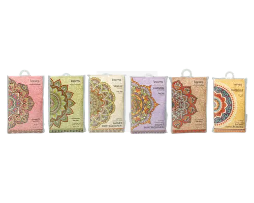 Seks rektangulære duftposer, hver med en forskellig pastelfarvet baggrund og detaljerede mandala-mønstre i midten. Duftposerne er mærket med forskellige dufte, såsom vanilje, lavendel og sandeltræ. Hver pose har en dekorativ fane øverst til ophængning, og emballagen har elegante, detaljerede mønstre, der signalerer et eksklusivt og aromatisk produkt.