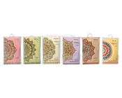 Seks rektangulære duftposer, hver med en forskellig pastelfarvet baggrund og detaljerede mandala-mønstre i midten. Duftposerne er mærket med forskellige dufte, såsom vanilje, lavendel og sandeltræ. Hver pose har en dekorativ fane øverst til ophængning, og emballagen har elegante, detaljerede mønstre, der signalerer et eksklusivt og aromatisk produkt.