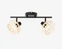 Loftmonteret lampe med to justerbare spotlys. Lampen har en mat sort metalbase og vandret stang, hvor hver spot har en dekorativ, åben skærm lavet af lyst træ. Skærmene er runde og lader pærerne være synlige, hvilket giver et moderne og naturligt udtryk. Spotlysene kan vinkles for at rette lyset efter behov.