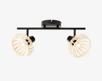 Loftmonteret lampe med to justerbare spotlys. Lampen har en mat sort metalbase og vandret stang, hvor hver spot har en dekorativ, åben skærm lavet af lyst træ. Skærmene er runde og lader pærerne være synlige, hvilket giver et moderne og naturligt udtryk. Spotlysene kan vinkles for at rette lyset efter behov.