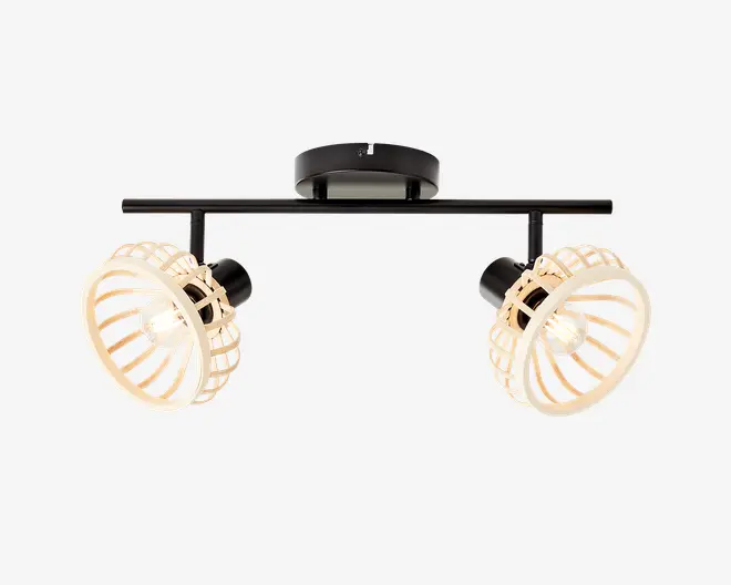 Loftmonteret lampe med to justerbare spotlys. Lampen har en mat sort metalbase og vandret stang, hvor hver spot har en dekorativ, åben skærm lavet af lyst træ. Skærmene er runde og lader pærerne være synlige, hvilket giver et moderne og naturligt udtryk. Spotlysene kan vinkles for at rette lyset efter behov.