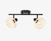 Loftmonteret lampe med to justerbare spotlys. Lampen har en mat sort metalbase og vandret stang, hvor hver spot har en dekorativ, åben skærm lavet af lyst træ. Skærmene er runde og lader pærerne være synlige, hvilket giver et moderne og naturligt udtryk. Spotlysene kan vinkles for at rette lyset efter behov.