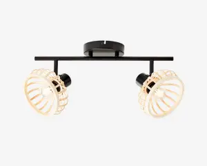 Loftmonteret lampe med to justerbare spotlys. Lampen har en mat sort metalbase og vandret stang, hvor hver spot har en dekorativ, åben skærm lavet af lyst træ. Skærmene er runde og lader pærerne være synlige, hvilket giver et moderne og naturligt udtryk. Spotlysene kan vinkles for at rette lyset efter behov.