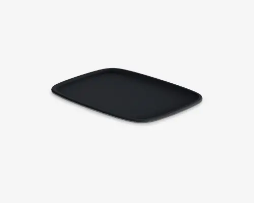 Mat sort, firkantet tallerken med blødt afrundede hjørner og let hævede kanter. Overfladen er glat og uden dekoration, hvilket giver et moderne og minimalistisk udtryk.