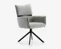 Moderne stol med lysegråt polstret sæde, ryglæn og armlæn. Ryglænet er let adskilt fra sædet med en slank sort vandret stang. Stolen har en sort metal drejefod med fire skråtstillede ben for stabilitet. Polstringen er lavet af blødt, tekstureret stof, og designet er minimalistisk og nutidigt.