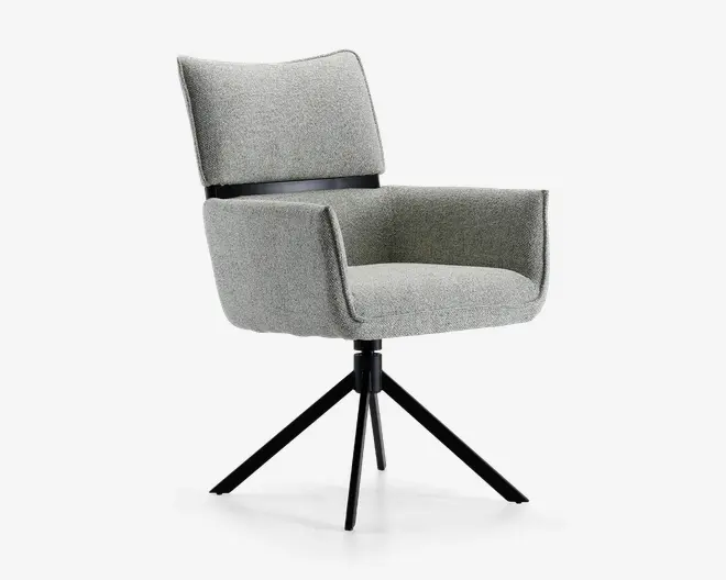 Moderne stol med lysegråt polstret sæde, ryglæn og armlæn. Ryglænet er let adskilt fra sædet med en slank sort vandret stang. Stolen har en sort metal drejefod med fire skråtstillede ben for stabilitet. Polstringen er lavet af blødt, tekstureret stof, og designet er minimalistisk og nutidigt.