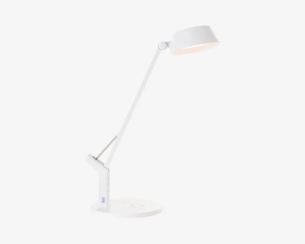 Moderne hvid skrivebordslampe med justerbar arm og lampehoved, der giver fleksibel placering. Lampen har en rund, solid base og et slankt, minimalistisk design, der passer til nutidige arbejdsområder.