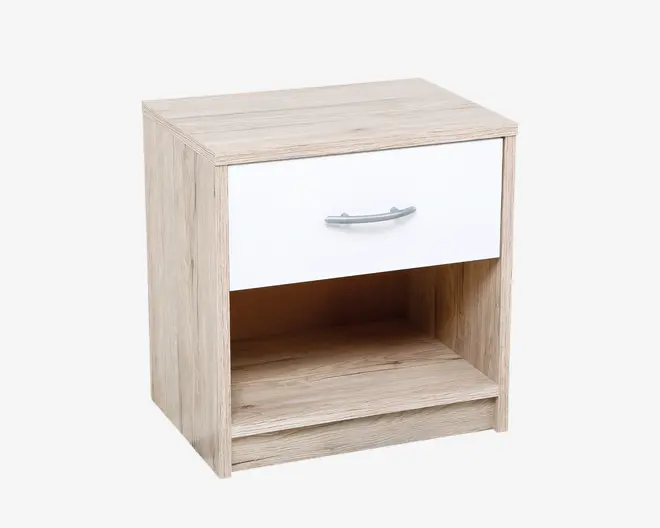 Et kompakt, rektangulært natbord med lyst træfinish. Det har en enkelt hvid skuffe øverst med et buet sølvhåndtag samt en åben opbevaringshylde nedenunder. Designet er enkelt og moderne og passer til mange forskellige soveværelsesstile.