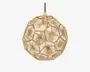 En kugleformet loftslampe med en geometrisk, dodekaederformet ramme i guldfarvet metal. Hver flade har et stjernemønster med strålelignende linjer, hvilket giver et dekorativt og detaljeret åbent design. Pæren er synlig gennem åbningerne, så lyset kan skinne ud gennem det mønstrede metal.