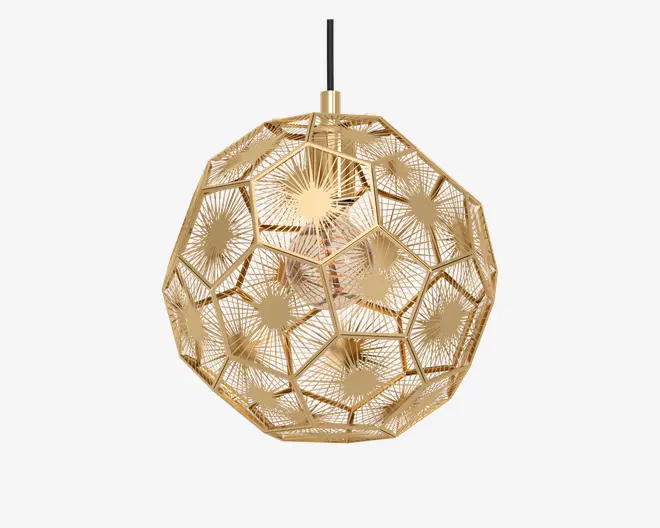 En kugleformet loftslampe med en geometrisk, dodekaederformet ramme i guldfarvet metal. Hver flade har et stjernemønster med strålelignende linjer, hvilket giver et dekorativt og detaljeret åbent design. Pæren er synlig gennem åbningerne, så lyset kan skinne ud gennem det mønstrede metal.