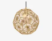 En kugleformet loftslampe med en geometrisk, dodekaederformet ramme i guldfarvet metal. Hver flade har et stjernemønster med strålelignende linjer, hvilket giver et dekorativt og detaljeret åbent design. Pæren er synlig gennem åbningerne, så lyset kan skinne ud gennem det mønstrede metal.
