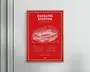 En indrammet plakat med en detaljeret hvid stregtegning af Emirates Stadium på en kraftig rød baggrund. Øverst på plakaten står stadionets navn med store, hvide bogstaver. Under illustrationen er der et afsnit med historisk information om stadionet samt et citat i mindre tekst. Plakaten har en tynd hvid kant og hænger på en lys væg.