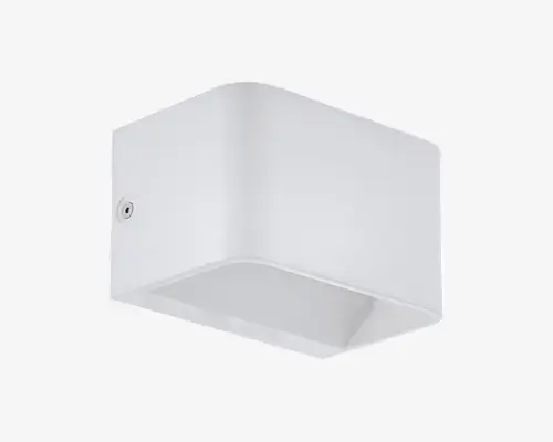 Minimalistisk vægmonteret armatur med en glat, mat hvid overflade. Har en rektangulær form med blødt afrundede hjørner og en åben bund for nedadgående lys. En lille skrue er synlig på siden for sikker montering. Designet er moderne og diskret, velegnet til nutidige indretninger.