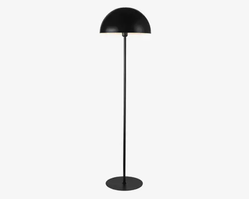 Høj gulvlampe med et slankt, moderne design og en sort, halvkugleformet metalskærm. Lampen har en tynd, lige stang og en rund, flad fod, begge i sort finish. Skærmens inderside er hvid, hvilket giver en kontrastfuld effekt og forbedrer lysrefleksionen.