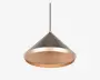 Loftlampe med en moderne, konisk metalskærm i mat sølvfinish. Lampens inderside har en varm kobberfarve, som giver et blødt lys. Lampen hænger i en sort ledning, og den brede åbning i bunden sikrer god belysning nedad. Elegant og minimalistisk design, der passer til moderne indretning.