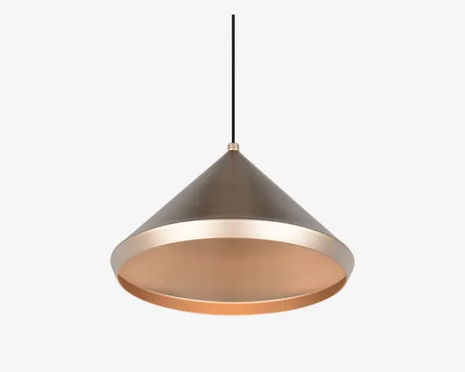 Loftlampe med en moderne, konisk metalskærm i mat sølvfinish. Lampens inderside har en varm kobberfarve, som giver et blødt lys. Lampen hænger i en sort ledning, og den brede åbning i bunden sikrer god belysning nedad. Elegant og minimalistisk design, der passer til moderne indretning.