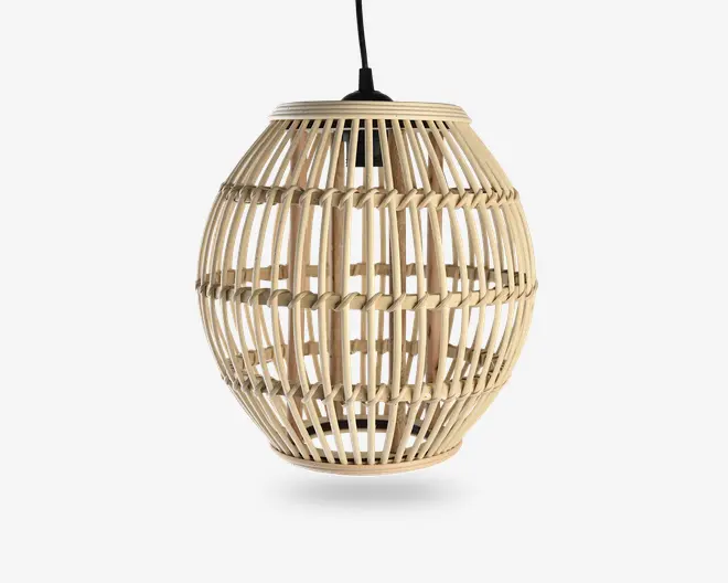 Ovalformet lampeskærm lavet af naturlig rattan med et åbent fletdesign bestående af lodrette og vandrette lameller. Skærmen har mellemrum, der lader lyset passere igennem og skaber en varm og luftig stemning. Lampen hænger fra en sort ledning i toppen.