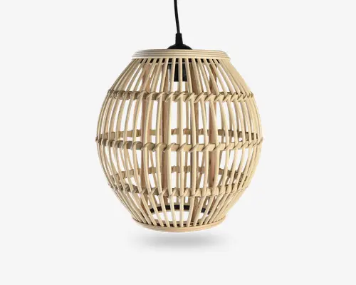 Ovalformet lampeskærm lavet af naturlig rattan med et åbent fletdesign bestående af lodrette og vandrette lameller. Skærmen har mellemrum, der lader lyset passere igennem og skaber en varm og luftig stemning. Lampen hænger fra en sort ledning i toppen.