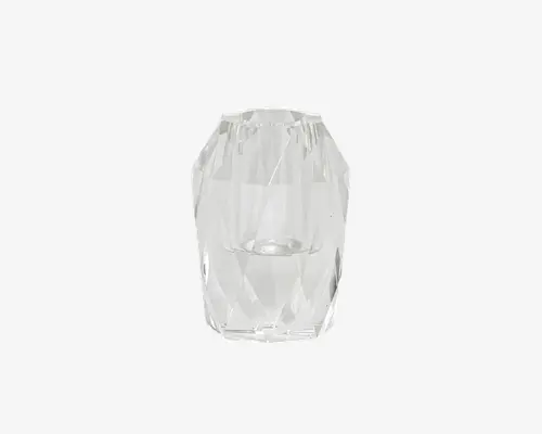 Klar, facetslebet glasholder med et geometrisk, diamantlignende mønster. Overfladen reflekterer lyset i flere vinkler og giver et funklende udseende. Holderen er cylindrisk med let tilspidset top og har et centralt hulrum til at placere et lys eller en lille genstand.