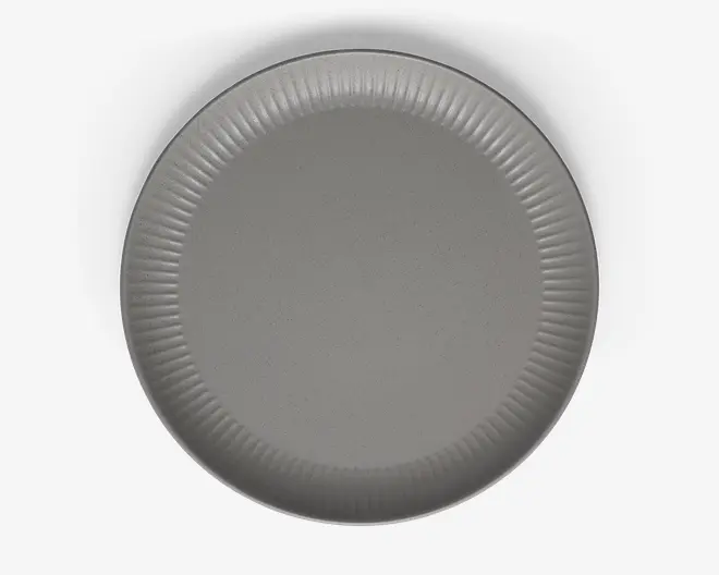 Rund tallerken med mat grå finish og let hævet, riflet kant. Overfladen er glat og uden dekoration, hvilket giver et minimalistisk og moderne udtryk. Kanten har jævnt fordelte riller, som giver ekstra tekstur og greb.