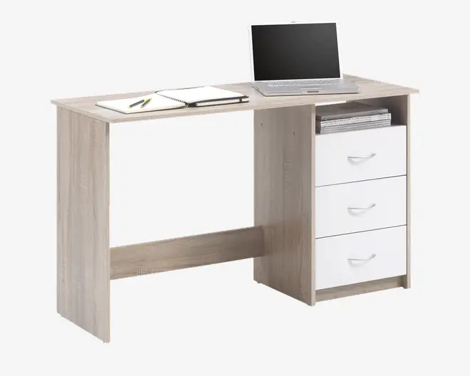 Rektangulært skrivebord med lys træfinish og tre hvide skuffer i højre side, hver med et buet sølvhåndtag. Skrivebordet har en åben hylde over skufferne til ekstra opbevaring, hvor der ligger nogle bøger eller mapper. Bordpladen er rummelig og vist med en bærbar computer, notesbog og kuglepen. Designet inkluderer en vandret støttebjælke nederst for øget stabilitet.