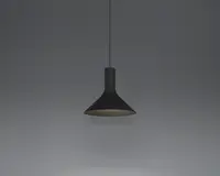 En moderne pendellampe med mat sort finish, der har en bred, konisk skærm, som smalner ind mod toppen. Lampen hænger i en tynd sort ledning, og indersiden af skærmen er en smule lysere, hvilket er designet til at lede lyset nedad for fokuseret belysning. Det minimalistiske design gør lampen velegnet til moderne indretning.