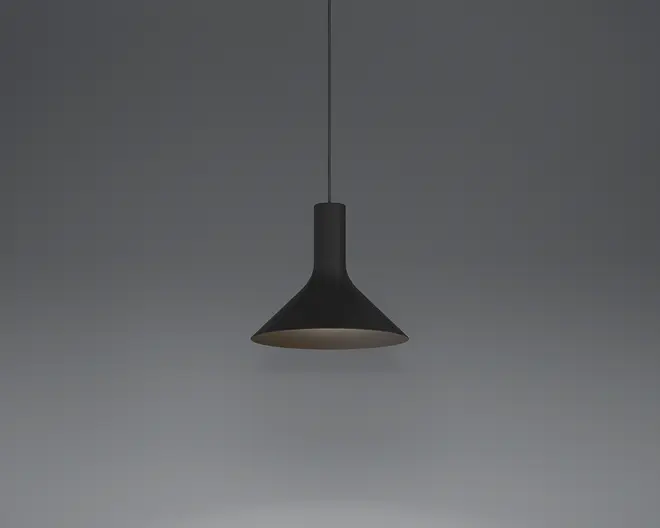 En moderne pendellampe med mat sort finish, der har en bred, konisk skærm, som smalner ind mod toppen. Lampen hænger i en tynd sort ledning, og indersiden af skærmen er en smule lysere, hvilket er designet til at lede lyset nedad for fokuseret belysning. Det minimalistiske design gør lampen velegnet til moderne indretning.