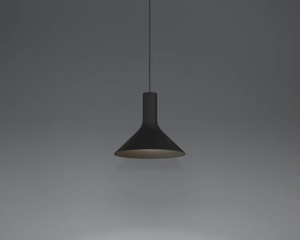 En moderne pendellampe med mat sort finish, der har en bred, konisk skærm, som smalner ind mod toppen. Lampen hænger i en tynd sort ledning, og indersiden af skærmen er en smule lysere, hvilket er designet til at lede lyset nedad for fokuseret belysning. Det minimalistiske design gør lampen velegnet til moderne indretning.