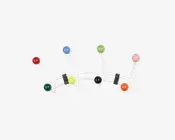 En vægmonteret knagerække med et moderne, legende design bestående af en hvid metalramme og otte kugleformede knager i forskellige farver: rød, grøn, blå, gul, sort, orange, lyserød og lysegrøn. Knagerne er placeret i forskellige højder langs to buede stænger, hvilket giver et dynamisk og iøjnefaldende udtryk.