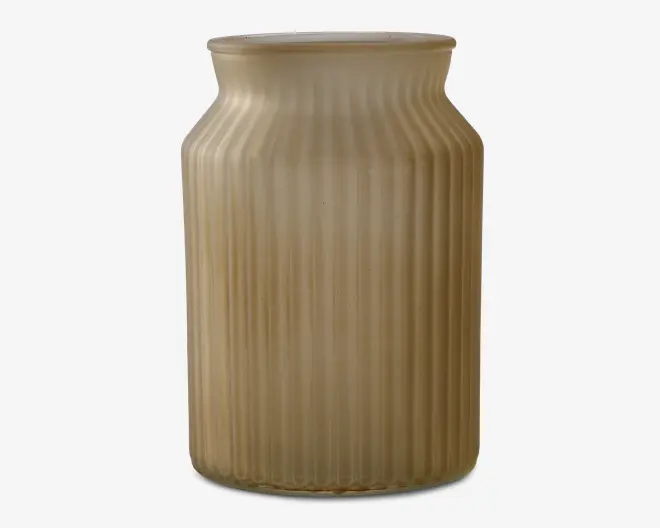 Høj cylindrisk beholder med bred åbning og let udadgående kant. Fremstillet af mat glas i en varm beige farve, med lodret rillet struktur langs hele kroppen for et moderne og elegant udtryk.