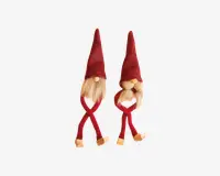 To dekorative figurer med høje, spidse røde hatte, lange hvide skæg og runde trænæser. Hver figur har lange, bøjelige røde ben og beige sko. Den ene figur har et lige skæg, mens den anden har to fletninger. Begge har et finurligt, håndlavet udtryk.