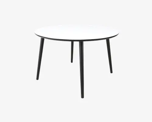 Et rundt bord med en glat, hvid bordplade og fire slanke, sorte metalben, der er let skråtstillede for stabilitet. Designet er minimalistisk og moderne med en tynd bordplade og et rent, enkelt udtryk.
