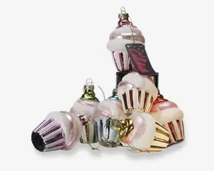 Et sæt med seks julekugler formet som cupcakes med metalliske bunde i forskellige farver, herunder lilla, guld, blå, grøn og rød. Hver kugle har en hvid, glitrende top med et lag glitter og en gylden ophængssnor i toppen, så de nemt kan hænges op. Kuglerne har en blank, reflekterende overflade og er designet til at ligne festlige cupcakes.